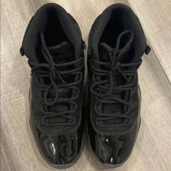 Nike Air Jordan 11 Cap and Gown Size 10 (B+ Grade) - Picture 2 of 5
